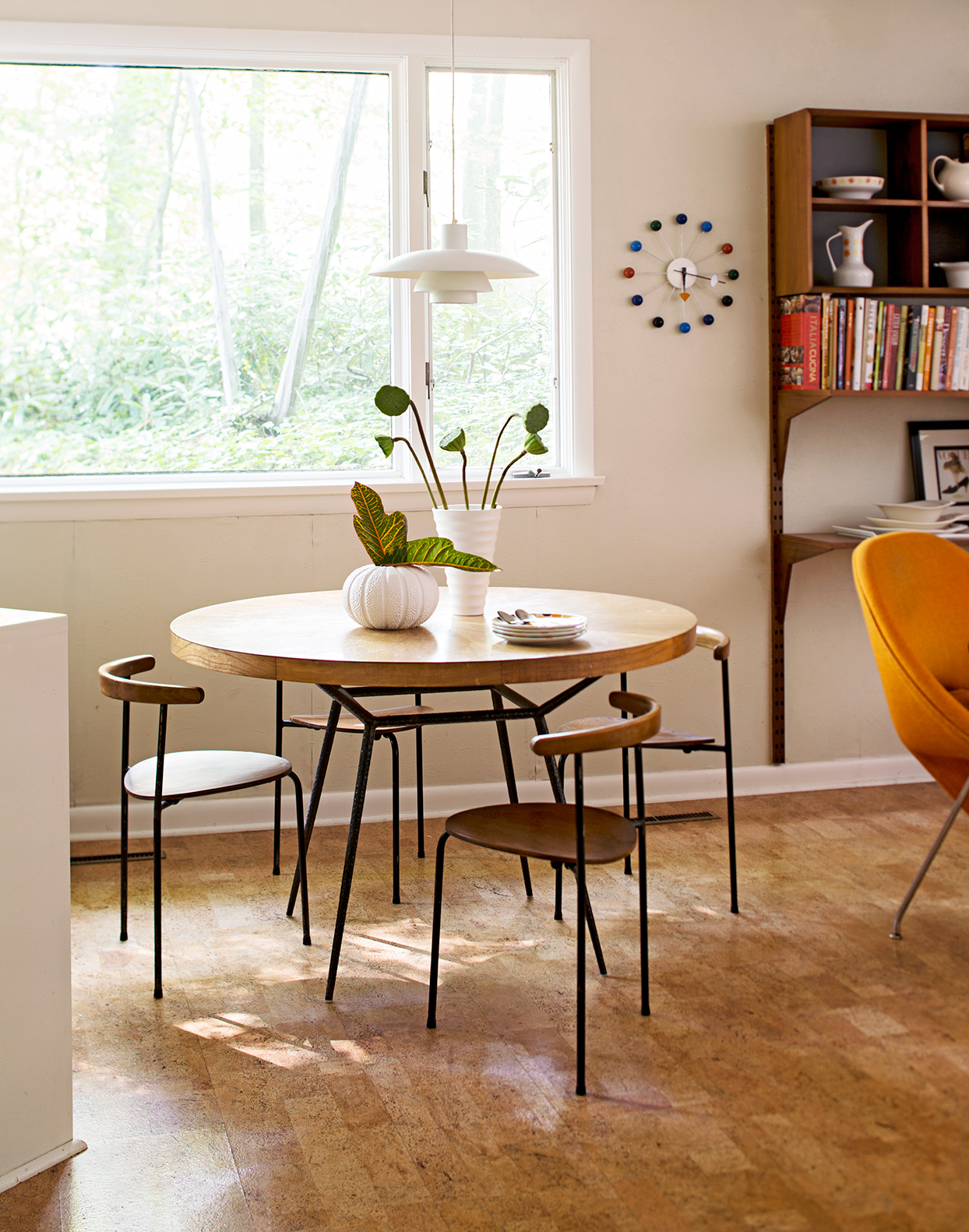 modern round side table and chairs