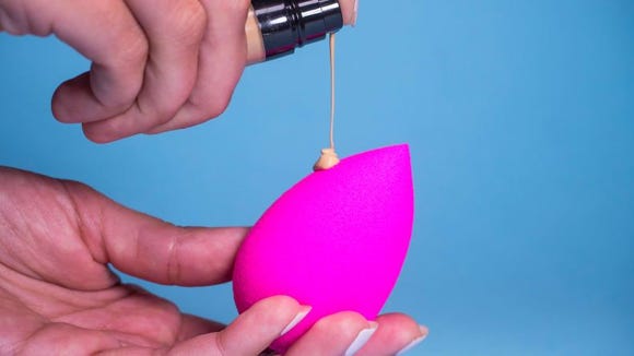 The egg shape of the beautyblender makes putting on make-up much easier.
