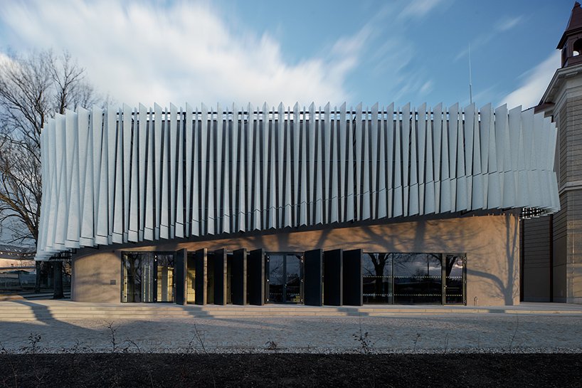 qarta architektura completes triangular VŠPJ lecture hall in historic czech republic