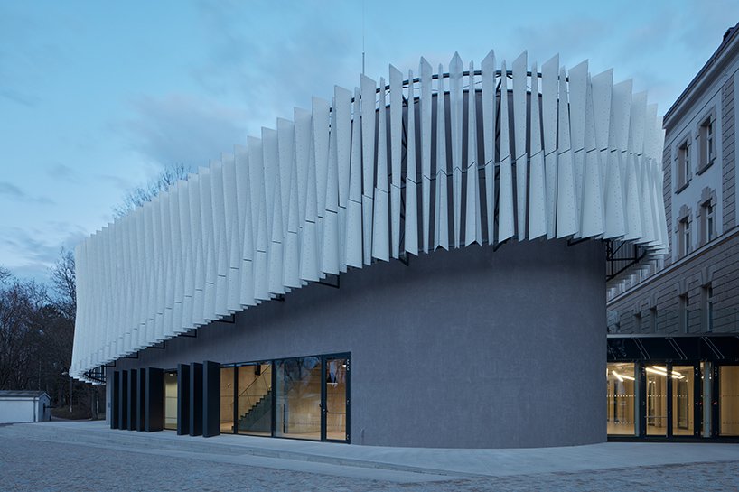 qarta architektura completes triangular VŠPJ lecture hall in historic czech republic