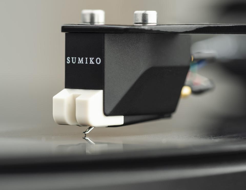 Close-up of Sumiko Rainier phono cartridge on Pro-Ject Debut Carbon Evolution