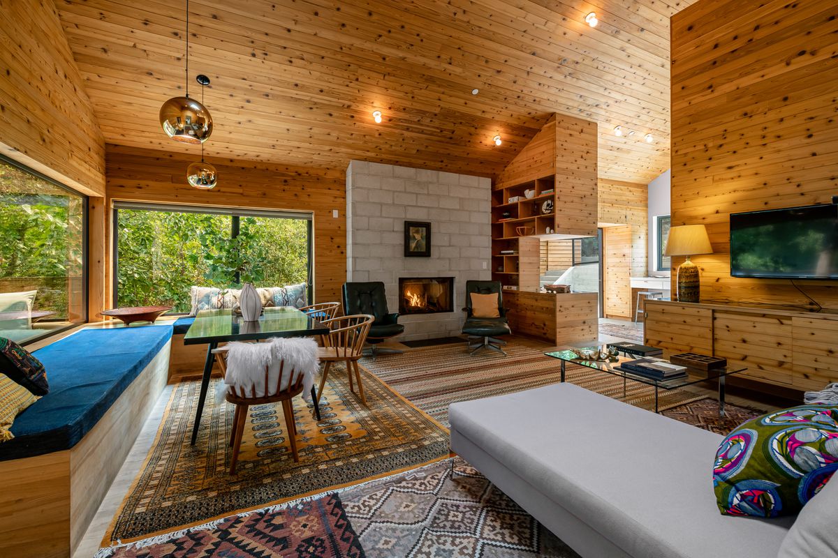 Living room with walls of pine.
