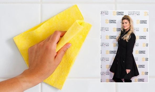 mrs hinch cleaning method clean bathroom tiles